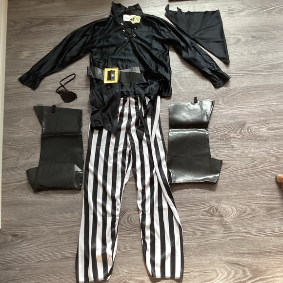 Boys Pirate Costume - Picture 2 of 6